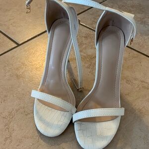 White snake skin stiletto heels. SIZE 6 Women